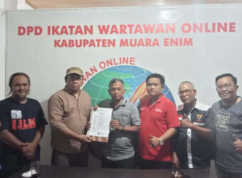 Ketua DPW Serahkan Surat Keputusan Pengurus DPD IWO Kabupaten Muara Enim
