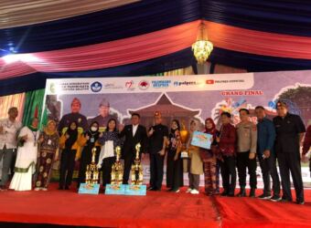 Foto bersama, Gubernur Sumsel, H Herman deru, Kadisbudpar Sumsel, Aufa Syahrial, Kepala Museum Balaputra Dewa, H Chandra Amprayadi, dan para juara Lomba Sang Juara, (Kamis, 20/10/2022)