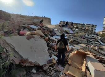 warga-menghampiri-gedung-yang-runtuh-setelah-gempa-berkekuatan-7-0_201030211115-195