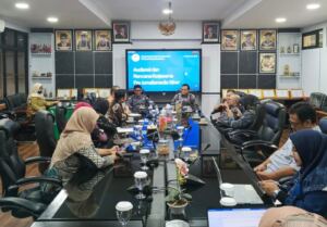 Caption: Suasana pertemuan antara Pengurus DPP PJS dengan pimpinan FDIKOM UIN Syarif Hidayatullah Jakarta, Kamis (04/05/2025).