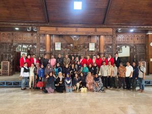 Caption: Eko Puguh Prasetijo, mahasiswa program Doktor Ilmu Hukum (DIH46) Universitas 17 Agustus 1945 (UNTAG) Surabaya, menggelar kegiatan pengabdian masyarakat di Pendopo Kongas Arum Kusumaning Bongso, Tulungagung, Jawa Timur, Sabtu (13/9/2025) dihadiri Bupati, Wakil Bupati serta pimpinan UNTAG Surabaya.